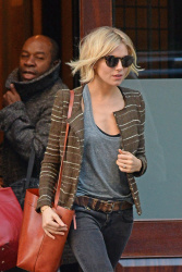 Sienna Miller - is seen leaving her hotel and heading to a business meeting in New York City, 12 января 2015 (21xHQ) JaGQMWVb