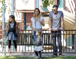 Jessica Alba - Jessica and her family spent a day in Coldwater Park in Los Angeles (2015.02.08.) (196xHQ) JeRKVz4S