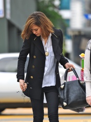 Jessica Alba - Christmas shopping with her mother in Los Angeles, 23 декабря 2010 (27xHQ) KMpSTa9I