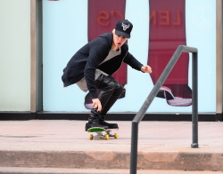 Justin Bieber - Justin Bieber - Skating in New York City (2014.12.28) - 41xHQ KMzp6HnE