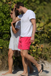 Jamie Dornan - At the beach with his girlfriend, Amelia Warner in Miami - January 17, 2013 - 25xHQ KYuLA1Im