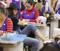Emmy Rossum - at a nail salon in Beverly Hills - February 20, 2015 (48xHQ) KkFOYclO