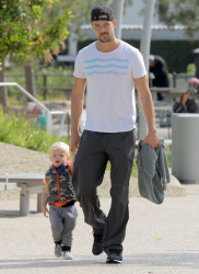 Josh Duhamel - Josh Duhamel - Park with his son in Santa Monica (2015.05.26) - 25xHQ L322G5nd
