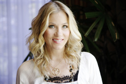 Christina Applegate - "Going The Distance" press conference portraits by Armando Gallo (Los Angeles, August 13, 2010) - 10xHQ L6fGkzcZ