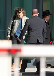 Harry Styles - Leaving Heathrow Airport in London, England - March 3, 2015 - 12xHQ LJmtTT4s