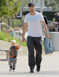 Josh Duhamel - Park with his son in Santa Monica (2015.05.26) - 25xHQ LcgZPaLn