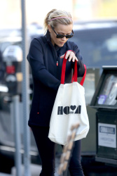 Reese Witherspoon - Out and about in Brentwood - February 5, 2015 (33xHQ) LsHDVKjD