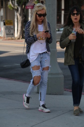 Amanda Bynes - spotted in West Hollywood looking healthy, 31 января 2015 (14xHQ) LtkXM5WB