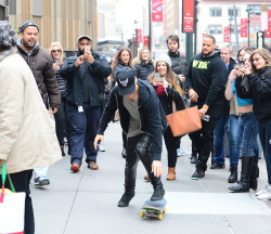 Justin Bieber - Justin Bieber - Skating in New York City (2014.12.28) - 41xHQ LuGwsSEH