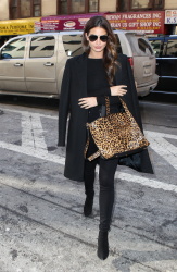 Lily Aldridge - Out and about in New York City - February 5, 2015 (13xHQ) LwAcGkFS