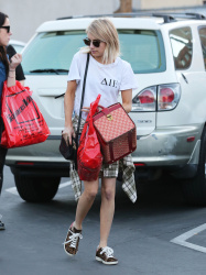 Emma Roberts - Shopping with a friend in West Hollywood, 15 января 2015 (20xHQ) M9guVRn4