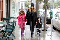 Jessica Alba - Shopping with her daughters in Los Angeles, 10 января 2015 (89xHQ) MaB4I5il
