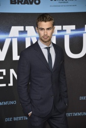 Theo James - на премьере фильма 'Divergent' at Sony Centre, Берлин, 1 апреля 2014 (129xHQ) N7Mek86k