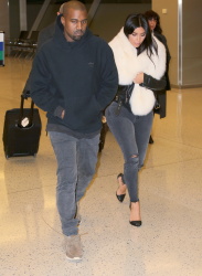 Kanye West - Kim Kardashian и Kanye West - Arriving at JFK airport in New York, 7 января 2015 (63xHQ) N7ydjenA