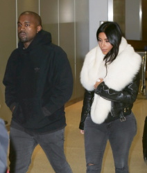Kim Kardashian и Kanye West - Arriving at JFK airport in New York, 7 января 2015 (63xHQ) NFkursuz