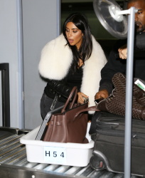 Kanye West - Kim Kardashian & Kanye West - At LAX Airport in Los Angeles, 7 января 2015 (68xHQ) NGfuNL3U