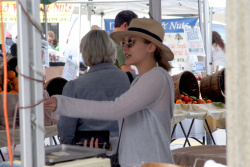 Elizabeth Olsen - At Farmers' Market in Studio City, 18 января 2015 (17xHQ) OQGbkaoR