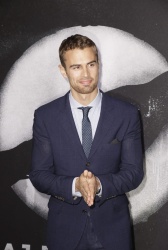 Theo James - на премьере фильма 'Divergent' at Sony Centre, Берлин, 1 апреля 2014 (129xHQ) P3MlDTrH
