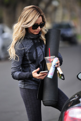 Ashley Tisdale - Leaving yoga class in Los Angeles, 12 января 2015 (4xHQ) PAElCP2X