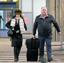 Rachel Weisz - Rachel Weisz - Arriving at Heathrow Airport in London, 30 января 2015 (21xHQ) QUDZyAbf