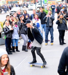 Justin Bieber - Skating in New York City (2014.12.28) - 41xHQ QZgZDS0v