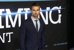 Theo James - на премьере фильма 'Divergent' at Sony Centre, Берлин, 1 апреля 2014 (129xHQ) R5VqnhnP
