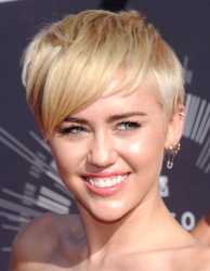 Miley Cyrus - 2014 MTV Video Music Awards in Los Angeles, August 24, 2014 - 350xHQ RJErtWmy