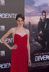 Shailene Woodley, Theo James - на премьере фильма 'Divergent' at Callao Cinema, Мадрид, 3 апреля 2014 (302xHQ) RkYlnR2T
