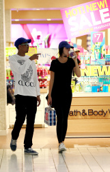 Kendall Jenner - Shopping with a friend in Los Angeles, February 5, 2015 (12xHQ) SBLnWRPz
