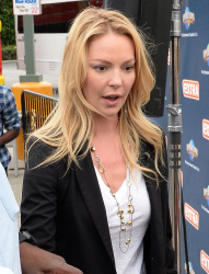 Katherine Heigl - on the set of Extra in LA, 28 января 2015 (44xHQ) SGEjlHO9