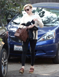 Scarlett Johansson - Out and about in LA - February 19, 2015 (28xHQ) SSXamjQx