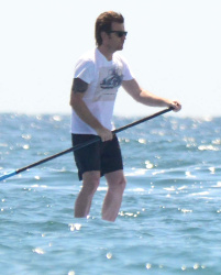 Ewan McGregor - Ewan McGregor - paddle boarding while on vacation - April 20, 2015 - 11xHQ TDxUCSJw