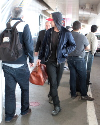 Ryan Gosling - Arriving at LAX Airport in LA - April 17, 2015 - 25xHQ UTDSao8f