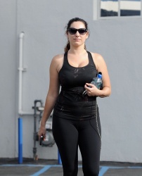 Kelly Brook - Leaving the Gym in Los Angeles, 9 января 2015 (44xHQ) UempKqr9