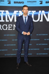 Theo James - на премьере фильма 'Divergent' at Sony Centre, Берлин, 1 апреля 2014 (129xHQ) UvDOmgNY