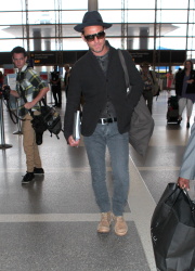 Jude Law - Arriving at LAX - April 24, 2015 - 23xHQ Vay1K0Bx