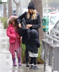 Jessica Alba - Shopping with her daughters in Los Angeles, 10 января 2015 (89xHQ) Vp4i8hzZ