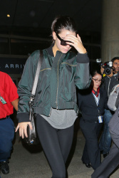 Kendall Jenner - Arriving at LAX airport, 2 января 2015 (55xHQ) W8esXfiV