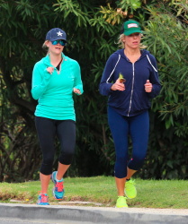 Reese Witherspoon - Out jogging in Brentwood - February 28, 2015 (15xHQ) WXp4rCdn