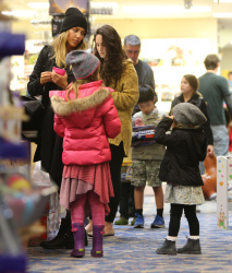 Jessica Alba - Shopping with her daughters in Los Angeles, 10 января 2015 (89xHQ) XMLl48dw