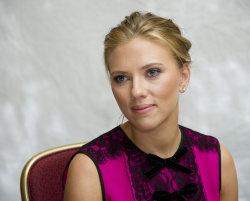 Scarlett Johansson - Don Jon press conference portraits by Magnus Sundholm (Toronto, September 10, 2013) - 21xHQ XTSO0kZj