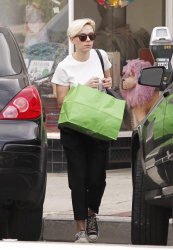 Scarlett Johansson - out for some shopping in Santa Monica - February 11, 2015 (12xHQ) XqaN15lk