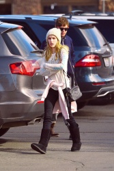 Emma Roberts - out in Mammoth Lakes, 7 января 2015 (8xHQ) YFCRUHaX