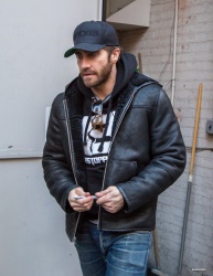 Jake Gyllenhaal - Outside The Samuel J. Friedman Theatre In NYC 2015.01.28 - 5xHQ YNDpPBhL