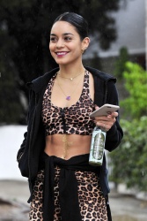 Vanessa Hudgens - Out in Los Angeles, 5 января 2015 (18xHQ) YjOUEgQI