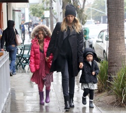 Jessica Alba - Shopping with her daughters in Los Angeles, 10 января 2015 (89xHQ) YpCuLJrV