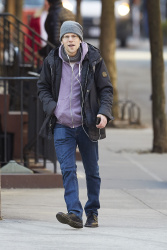 Jesse Eisenberg - seen running errands in the West Village, NYC on April 2, 2015 - 5xHQ YqBz4fS0