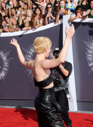 Miley Cyrus - 2014 MTV Video Music Awards in Los Angeles, August 24, 2014 - 350xHQ Yrq8B5bV
