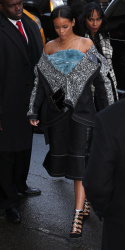 Kanye West - Rihanna - arriving at Kanye West's fashion show in New York City - February 12, 2015 (11xHQ) YtMHo5Co