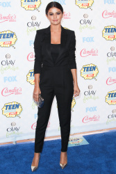 Selena Gomez - At the FOX's 2014 Teen Choice Awards, August 10, 2014 - 393xHQ ZUBvxyPh